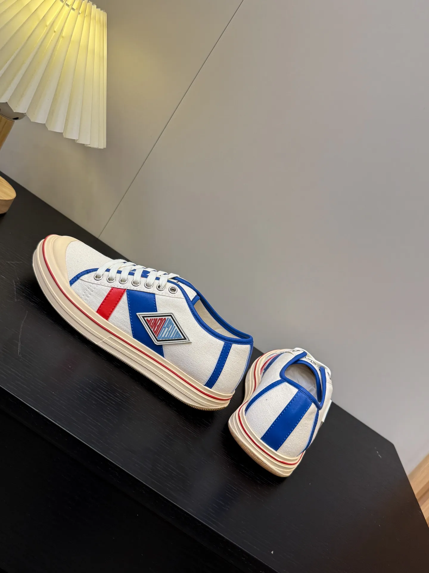 👟👟Ex-factory price 460👟👟 (Men's size +1️⃣0️⃣) BVOrbit's latest 2025 catwalk model, developed 1:1 from the original board, classic color matching elements! This is the biggest highlight of this shoe, eye-catching but not exaggerated design, super cool for daily use, super versatile whether paired with pants, sweaters or skirts, looks good no matter how you wear it, the more you look at it, the more you like it ❗️ Outsole: Original outsole color: 5 colors code number: female 35-40 male 39-44